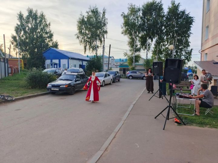 Концертная программа РДК прошла во дворе дома №101 на улице Ленина
